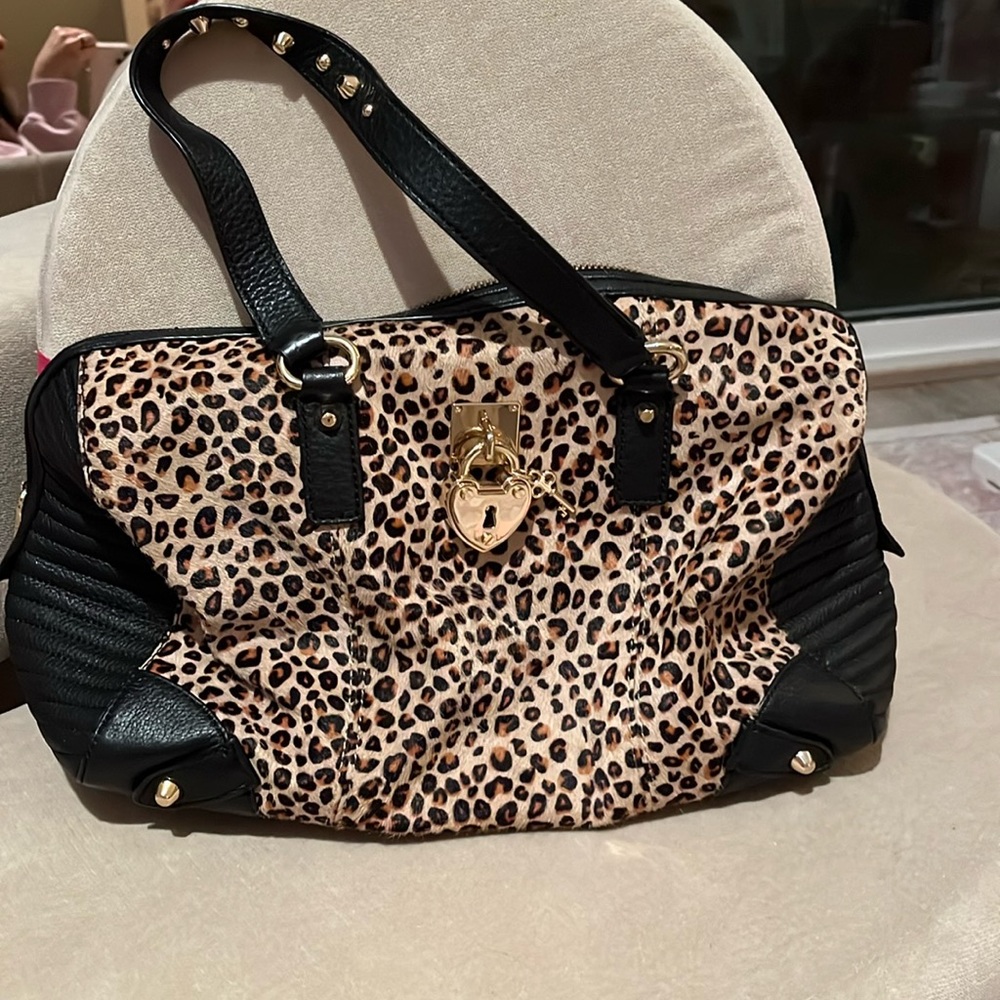 Perfect juicy couture purse leopard print with hot pink interior.